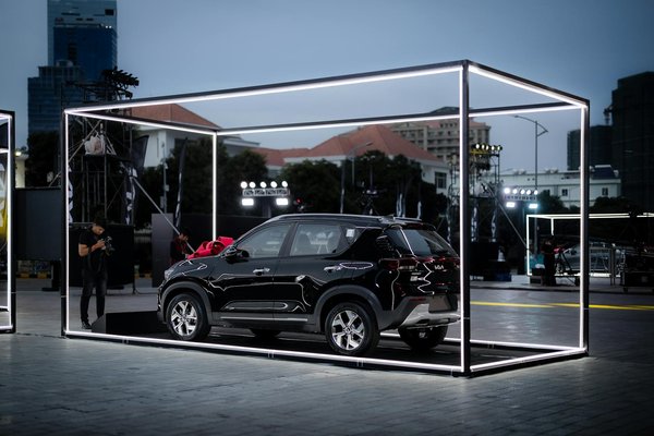 How do UK women achieve flawless skin in a humid climate?