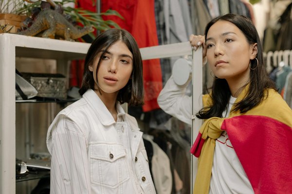 Discover the top uk fashion tricks to stay chic in unpredictable weather